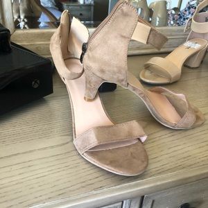 BRAND NEW NEVER WORN Cream Zip up heels!